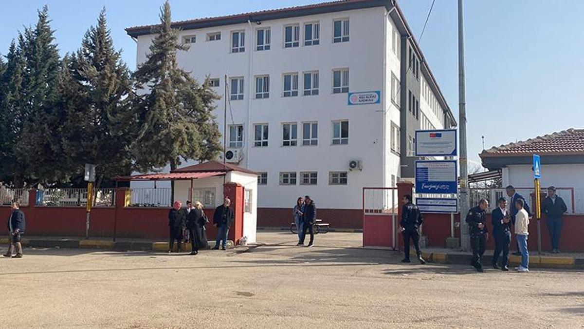 Öğrencilerin tartışmasına veliler karıştı, silahlı kavga çıktı!