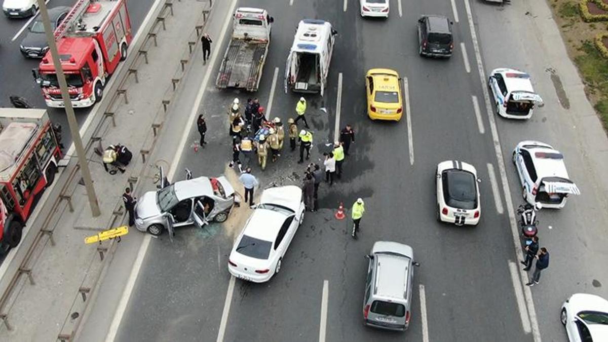 Ümraniye’de kontrolden çıkan otomobil 3 araca çarptı! 2 yaralı