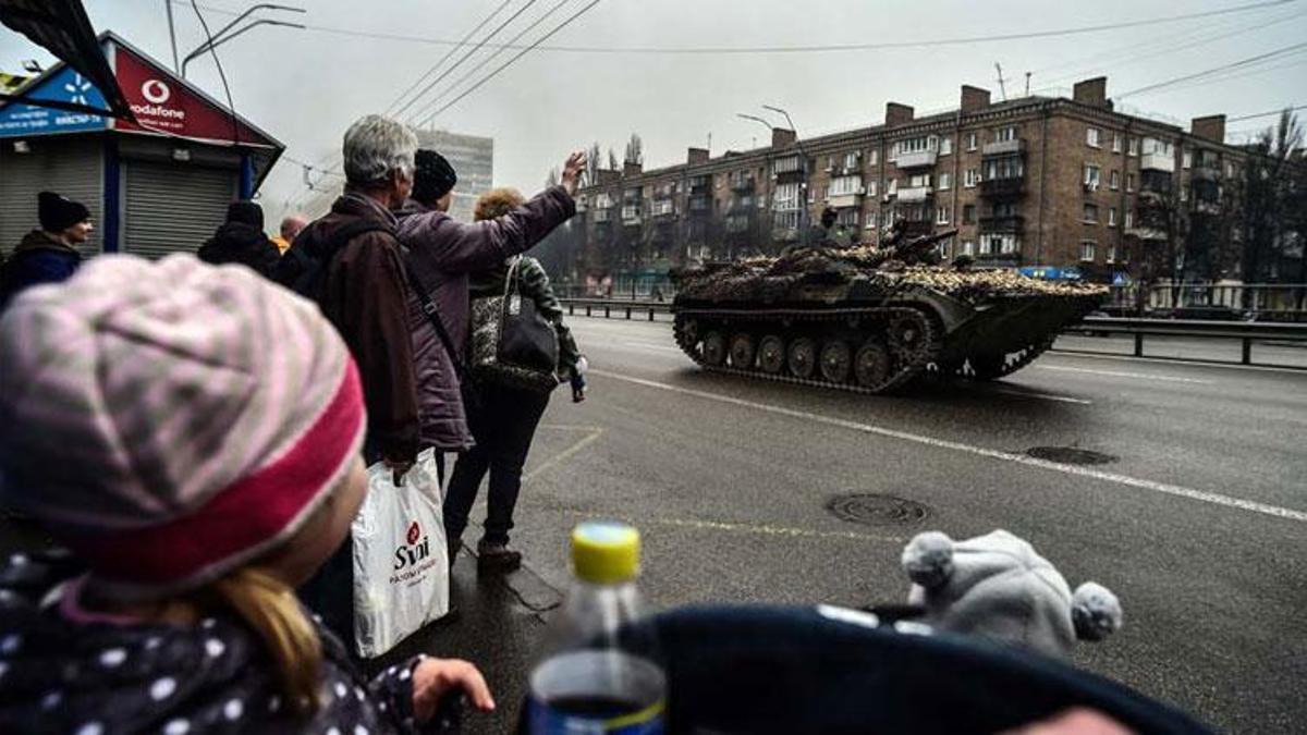 Ukrayna’da halk cepheden dönen tankları sevgiyle karşıladı