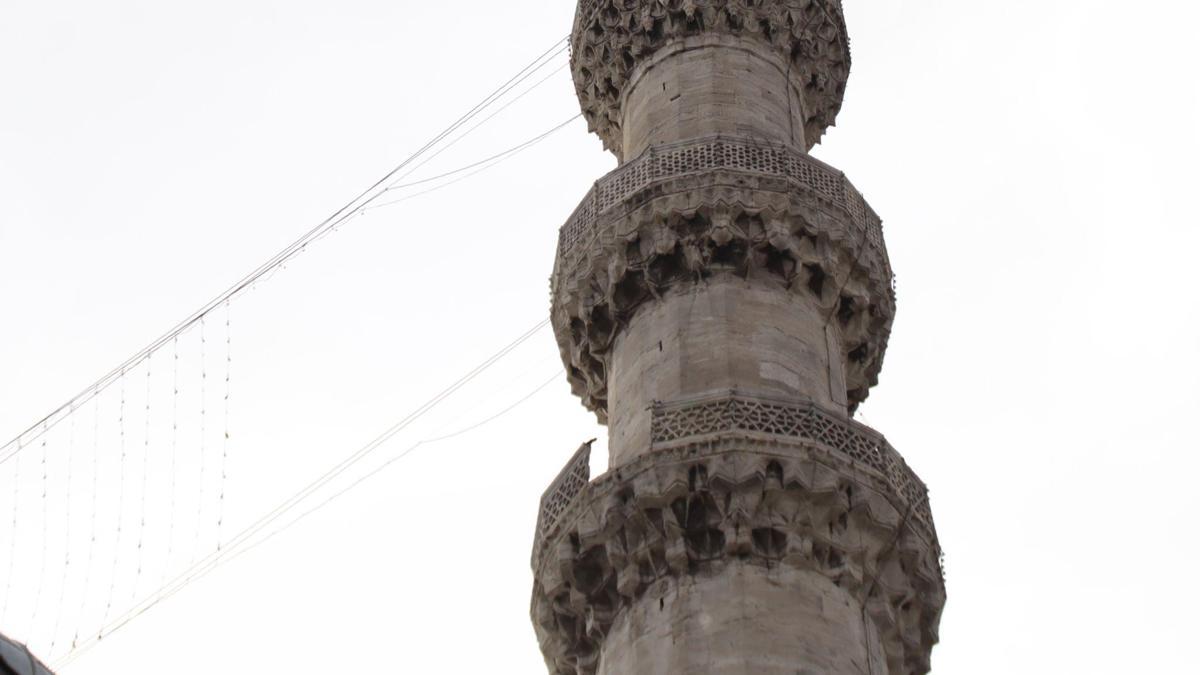 Süleymaniye Camii minaresi şerefesinden parça koptu!