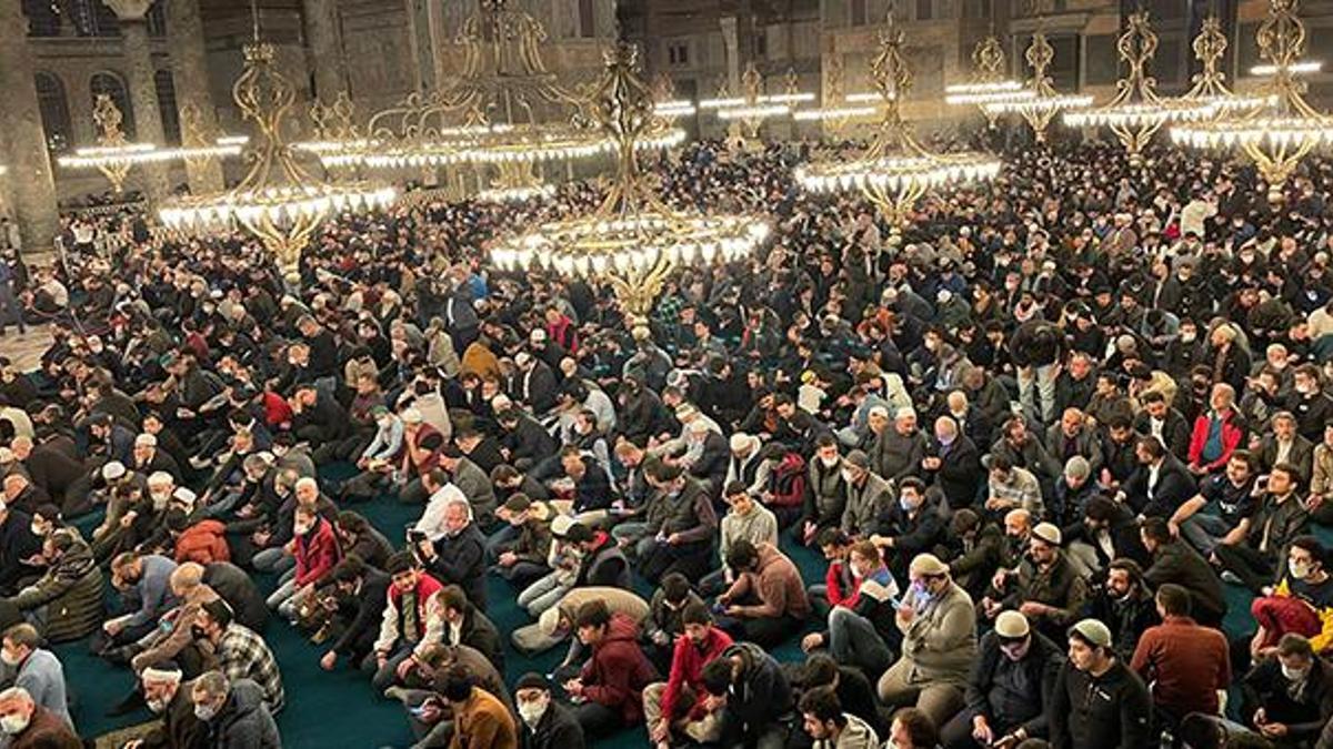 Ayasofya Camii'nde 88 yıl sonra ilk teravih namazı kılındı!