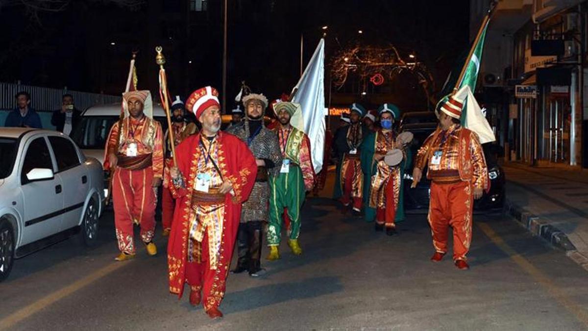 İlk sahura mehteran ekibinin çaldığı marşlarla uyandı