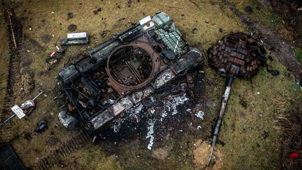 Kiev yakınlarında imha edilen Rus tankı görüntülendi