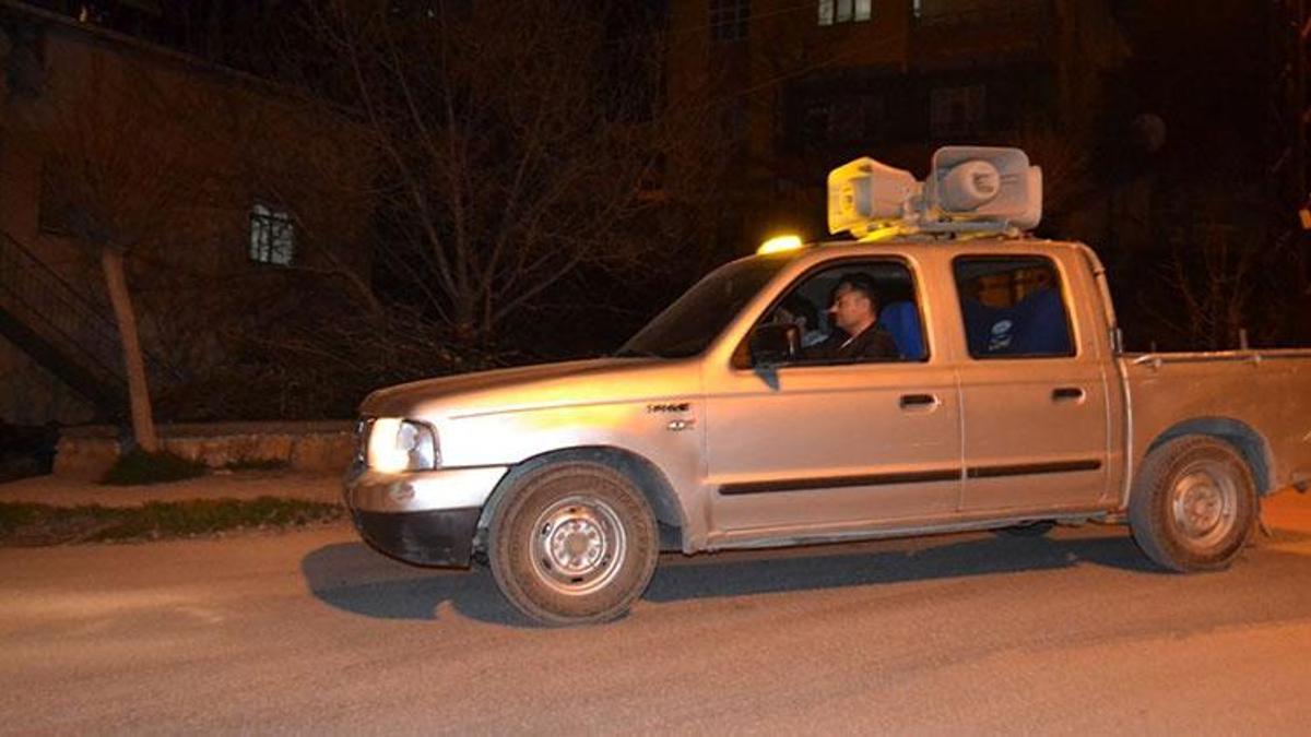 Sahura ilahiler ile kalkıyorlar