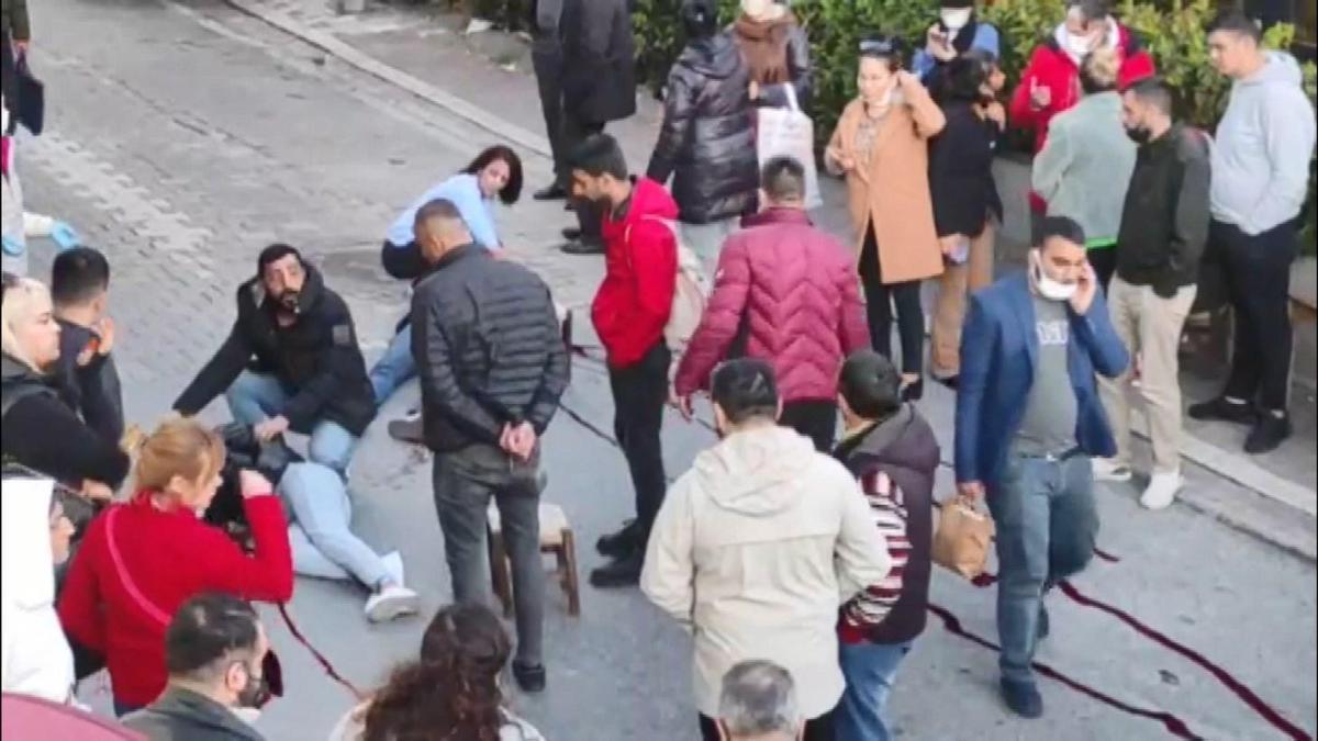 İstanbul'da sokak ortasında dehşet! Kadını öldürüp aynı silahla intihar etmeye çalıştı