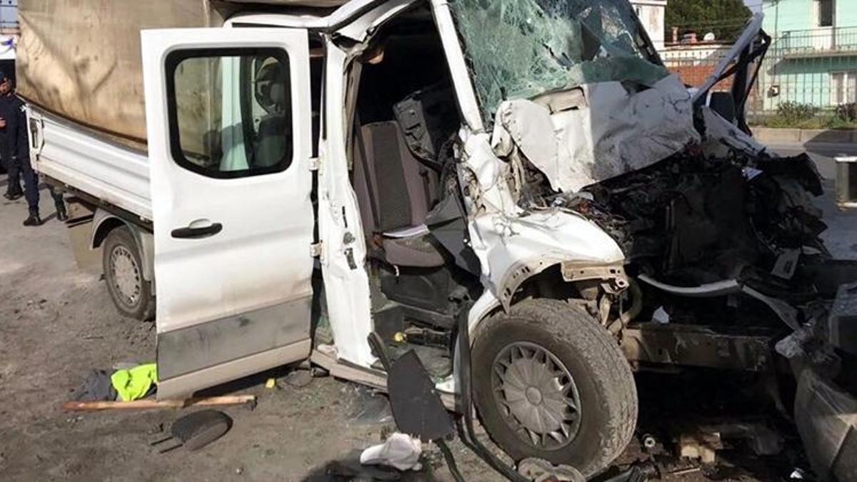 Kamyonet park halindeki kamyona çarptı: 11 yaralı
