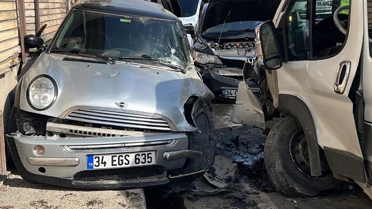 Beykoz'da ters şeritteki servis minibüsü ile otomobil çarpıştı