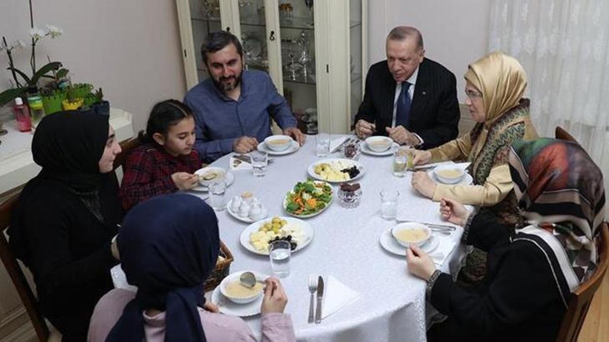 Cumhurbaşkanı Erdoğan, Ümraniye’de bir vatandaşın evinde iftar yaptı!
