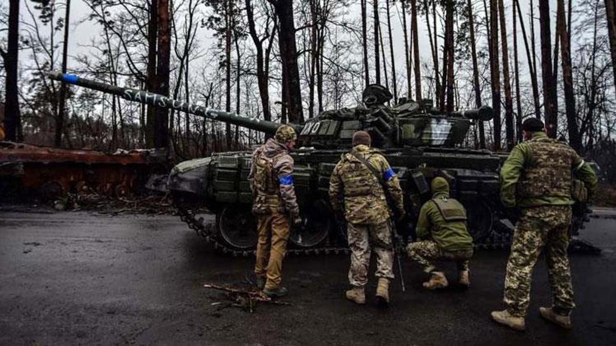 Rusların bıraktığı tanklar Kiev'e getiriliyor