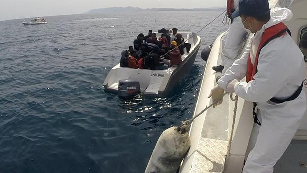 Ayvalık açıklarında 30 kaçak göçmen kurtarıldı