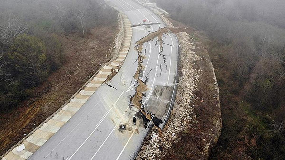 Düzce- Sakarya yolu ulaşıma kapandı! Büyük çapta çökme meydana geldi