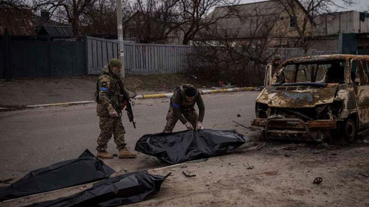 Rus askerlerinden temizlenen bölgelerdeki cansız bedenler toplanıyor