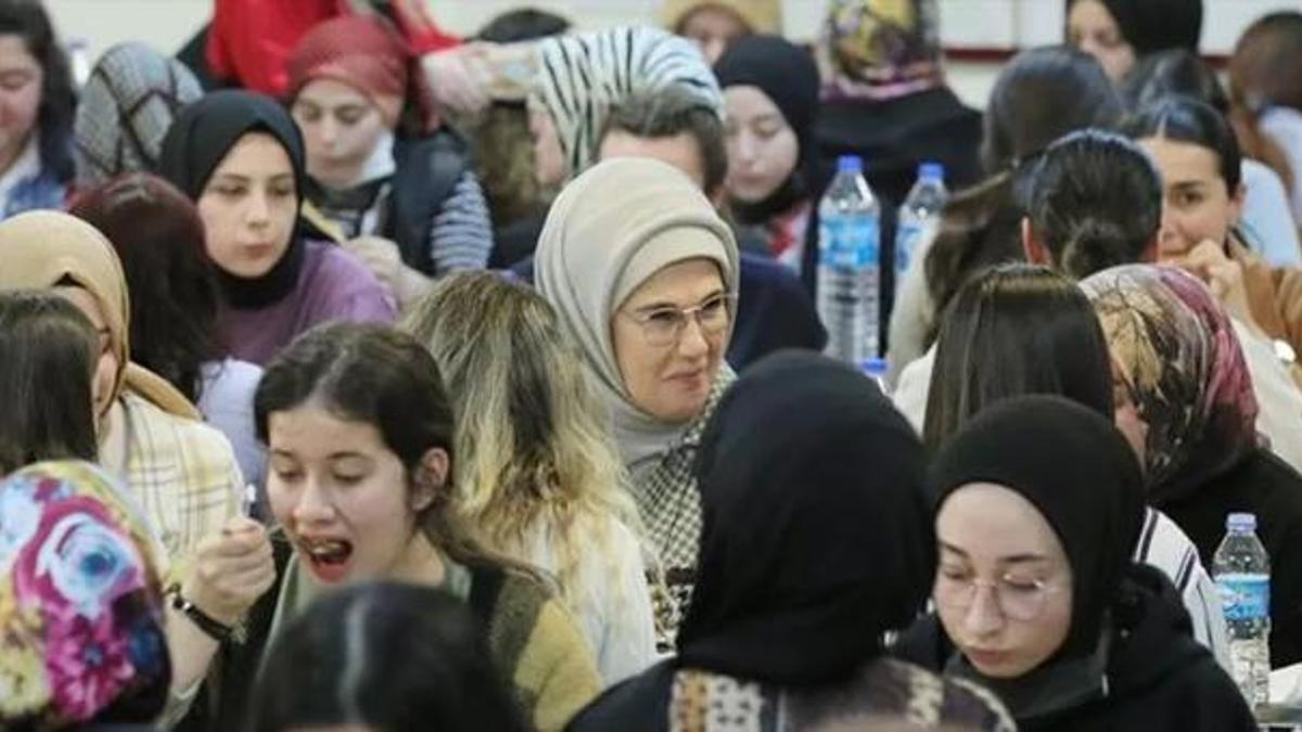 Emine Erdoğan, iftarını öğrencilerle birlikte yaptı