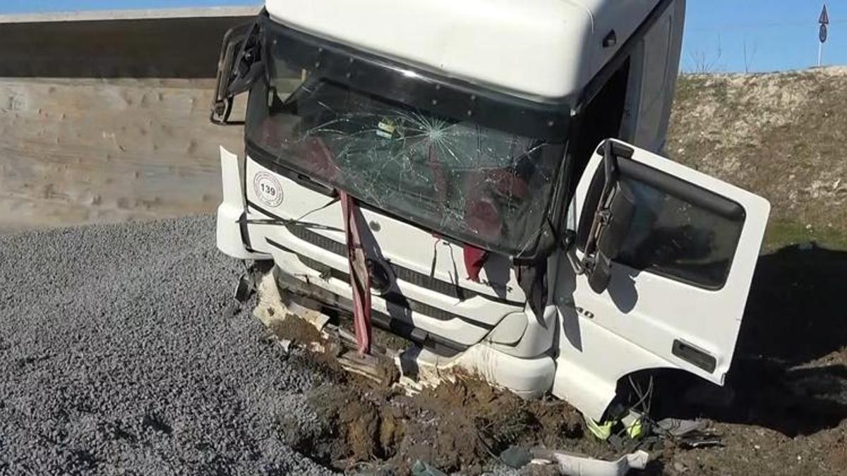 Mıcır yüklü hafriyat kamyonu tarlaya devrildi
