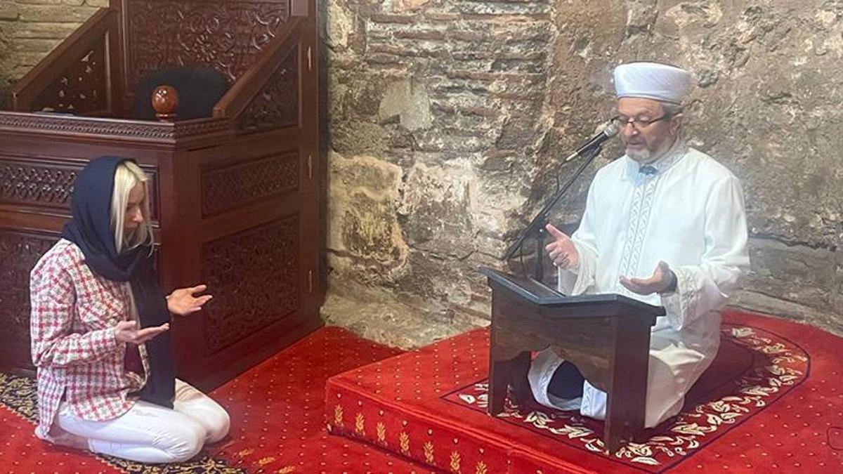 Gezmek için geldi, Müslüman oldu