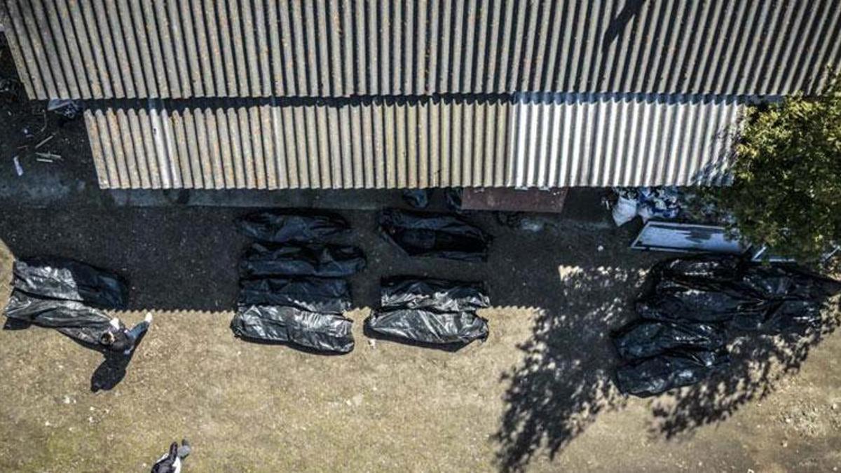Bucha sokaklarında onlarca sivilin cansız bedeni defnedilmeyi bekliyor