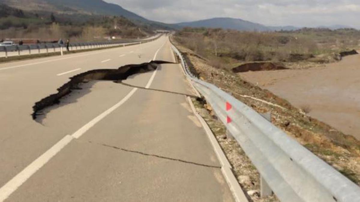 Kastamonu-Karabük yolu çöktü! Ekipler çalışma başlattı