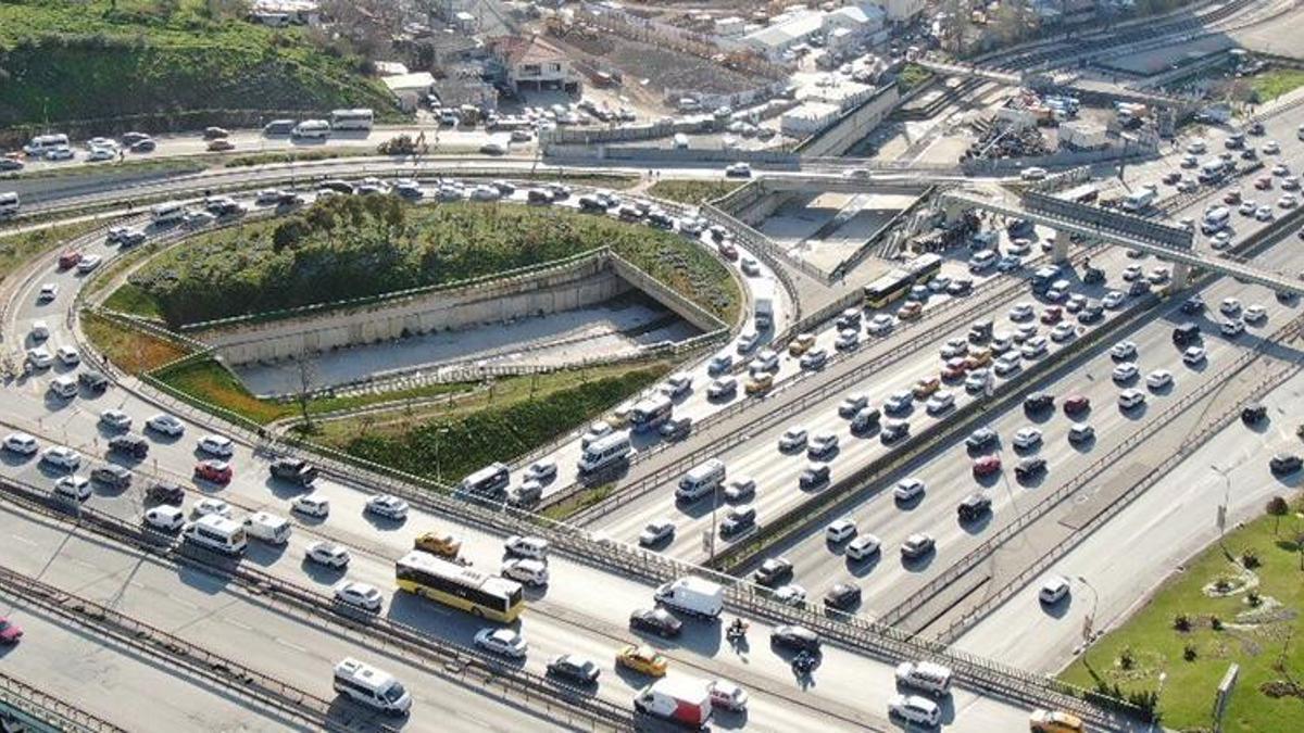 İstanbul’da cuma trafiği! Uzun kuyruklar oluştu