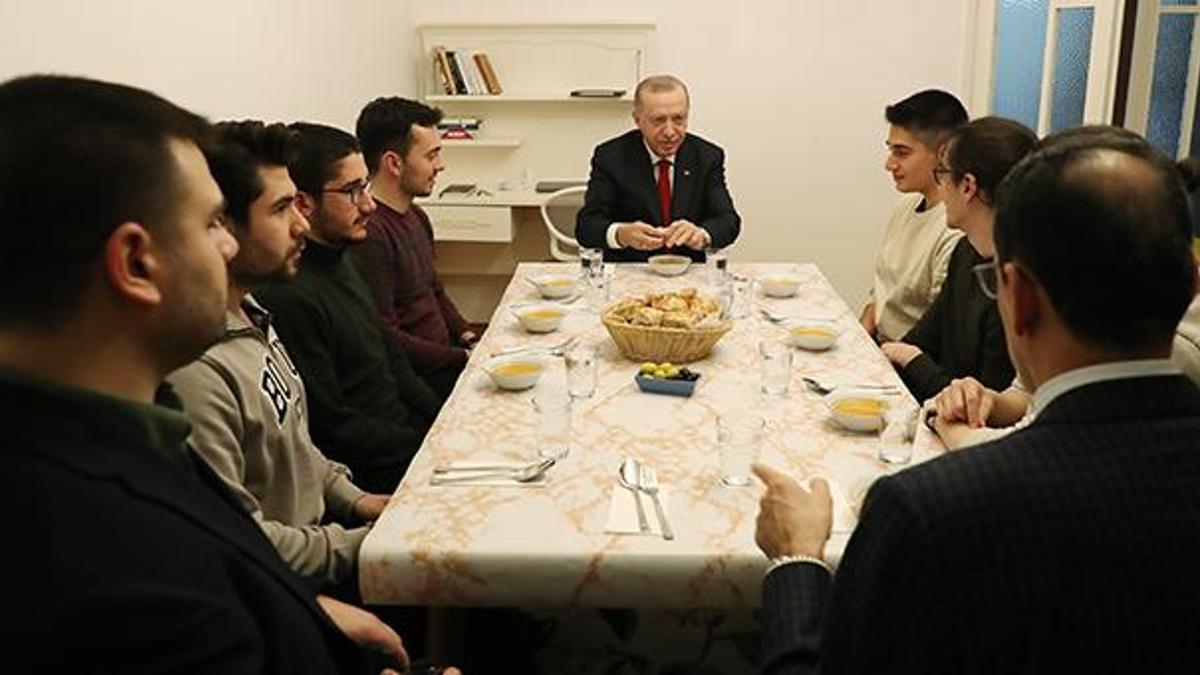 Cumhurbaşkanı Erdoğan, iftarını konuk olduğu öğrenci evinde yaptı