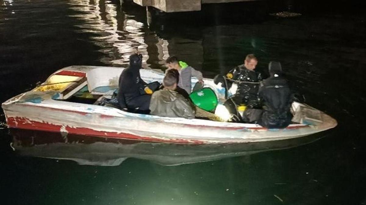 Midye avcılarını, deniz polisi yakaladı