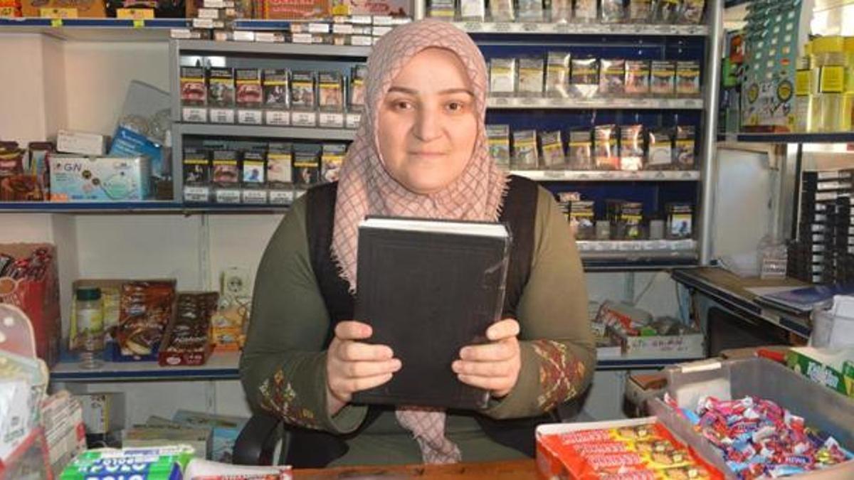 Bakkalların camına bu yazıyı yazdılar! Gizemli kişi 200 bin lira ödeyip...