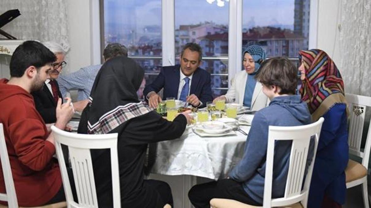 Bakan Özer ve eşi, öğretmen çiftin iftar sofrasına konuk oldu