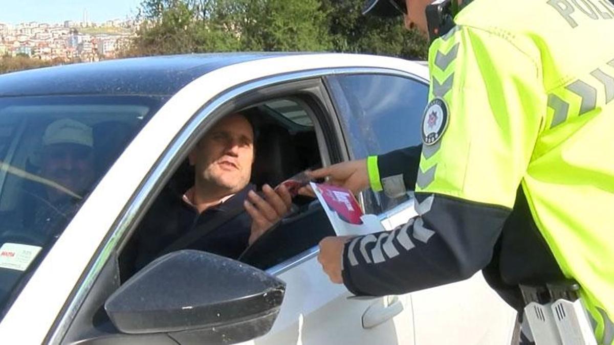 Polis sürücülere trafik kuralları hakkında broşür dağıttı