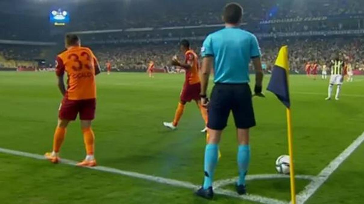 Fenerbahçe-Galatasaray maçında ortalık karıştı! Hakem araya girdi, koşarak kaçtılar