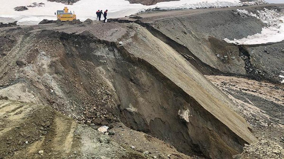 Sivas'ta heyelan! Köy yolu ulaşıma kapandı
