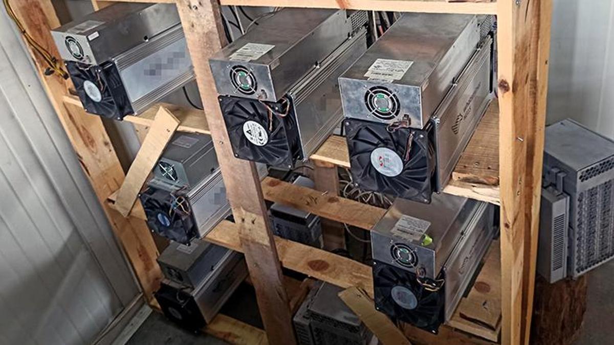 Kripto para üretirken yakalandı! Evin çatısında 10 cihazla...