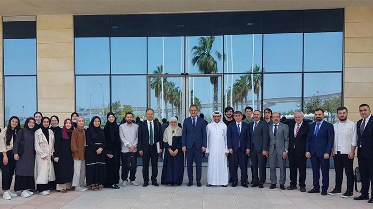 Milli Eğitim Bakanı Mahmut Özer, Türkiye'nin Doha büyükelçiliğini ziyaret etti