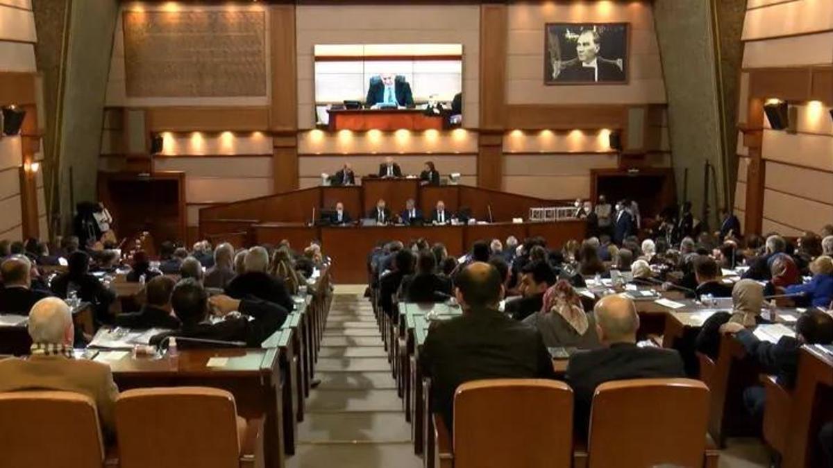İBB Meclisi'nde öğrenci kartı zammı gerilimi!