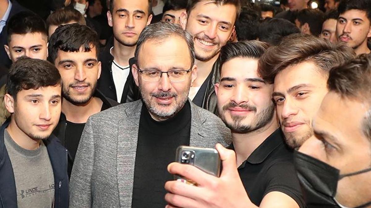 Bakan Kasapoğlu öğrencilerle sahurda bir araya geldi