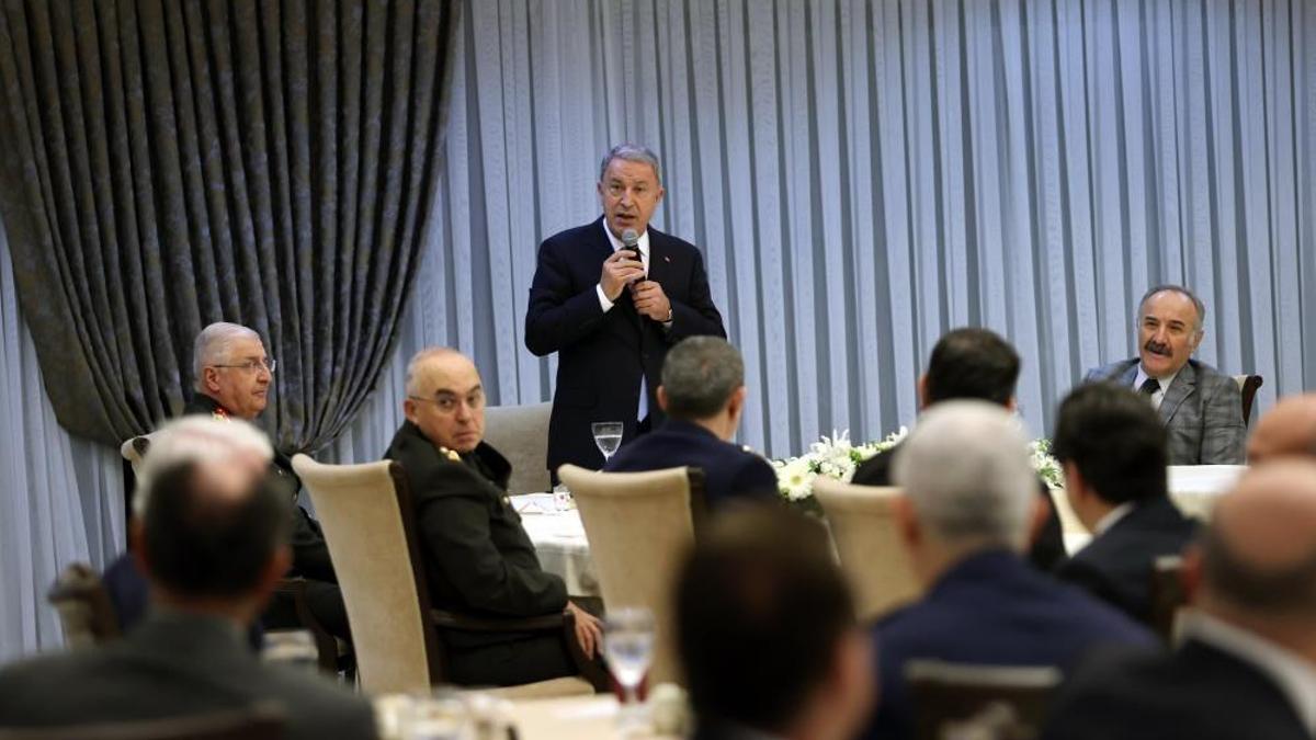 Bakan Akar, Komutanlar, Savunma Sanayi Şirketlerinin Temsilcileri ve Bakanlık Personeli ile iftar yaptı