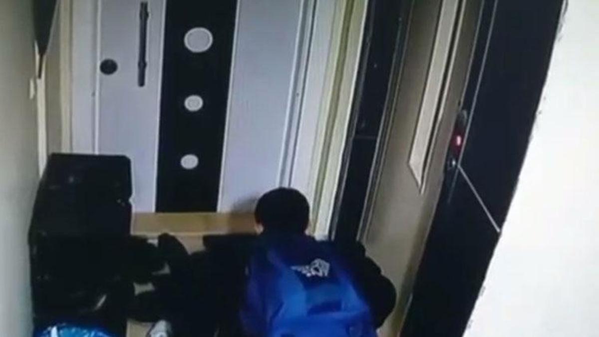Esenyurt'ta ayakkabı hırsızlığı kamerada