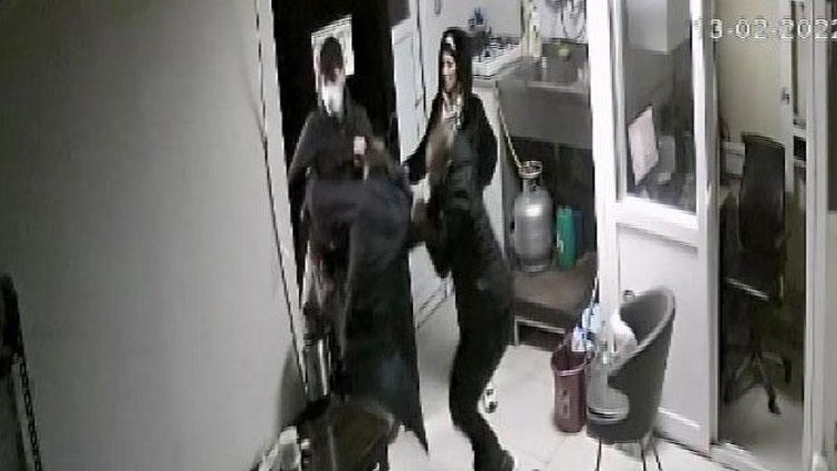 Eski karısı iki erkek arkadaşıyla geldi! Sonra ortalık karıştı