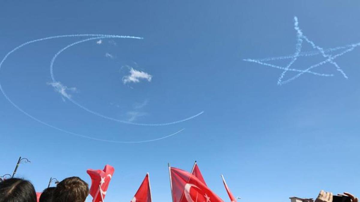 Türk Yıldızları'ndan Ağrı'nın kurtuluş yıl dönümünde gösteri uçuşu