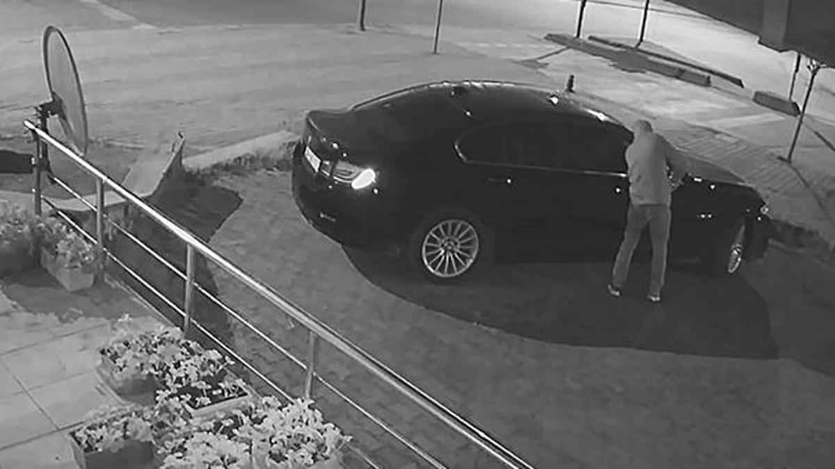 Pes dedirten hırsızlık! Otomobillerin dikiz aynasını çaldılar