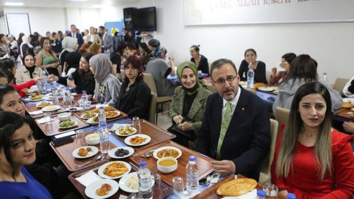 Bakan Kasapoğlu yurtta yemek sırasına girdi, öğrencilerle iftar açtı