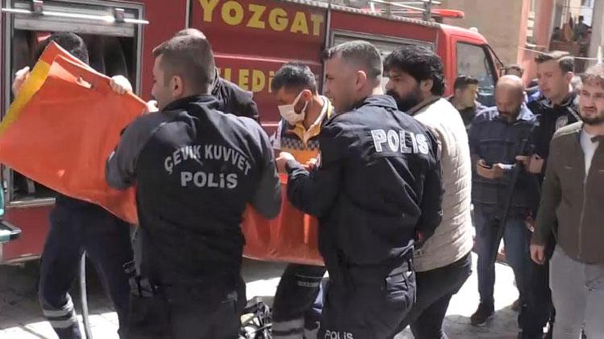 İş yerini ateşe verip kendini içeri kilitledi