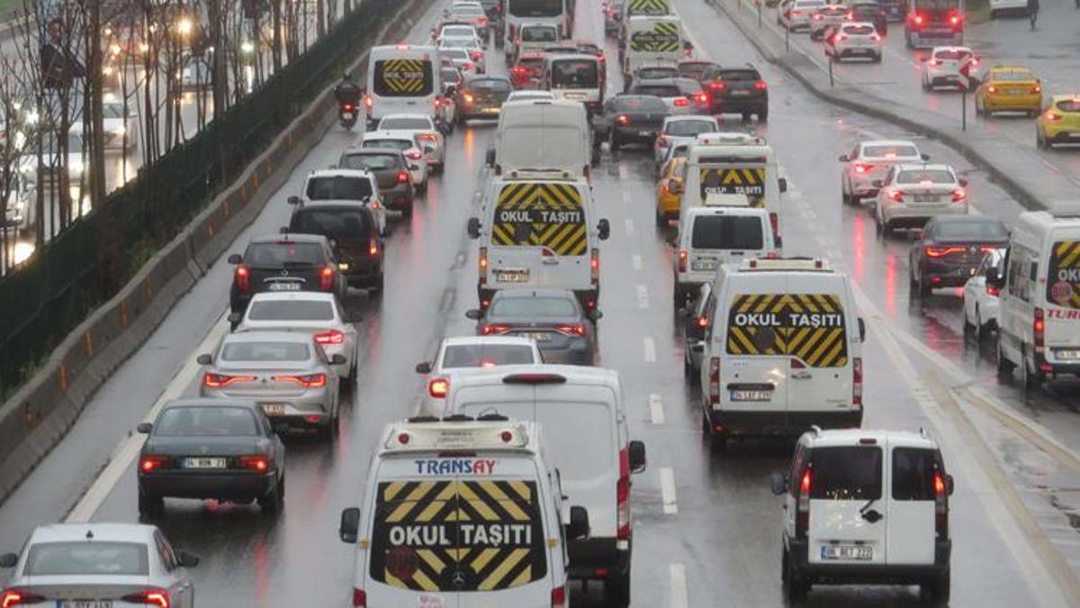 Okullar açıldı, trafik yoğunluğu arttı