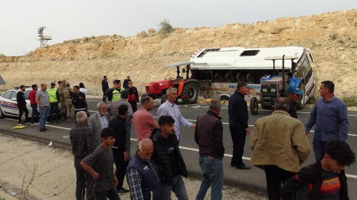 Feci kaza, midibüs sürücüsü hakimiyeti kaybetti! Ölüler ve yaralılar var!