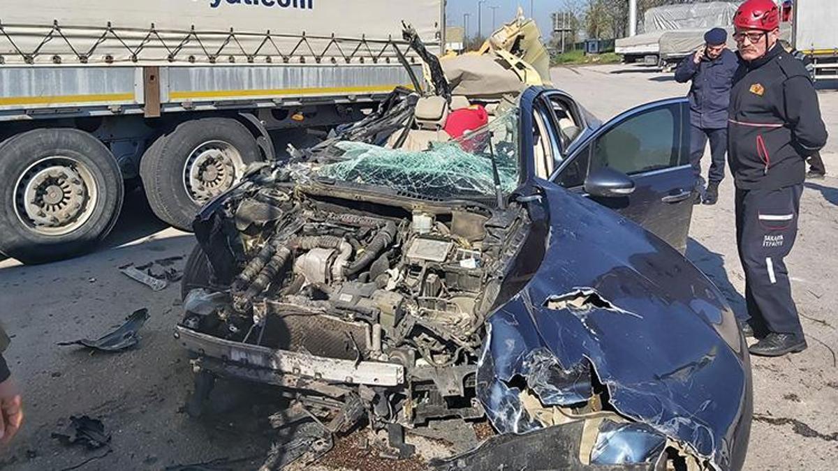 TEM’de feci kaza! Araç, dinlenme tesisindeki tıra ok gibi saplandı