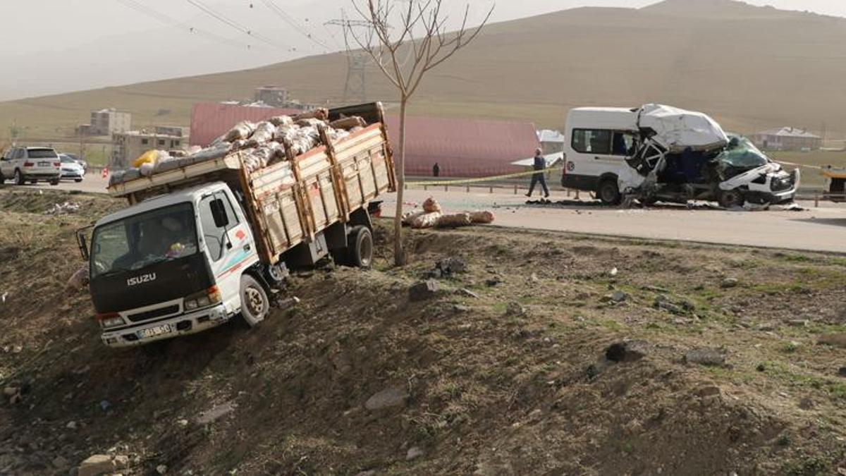 Yolcu minibüsü, kamyona çarptı! Çok sayıda yaralı var