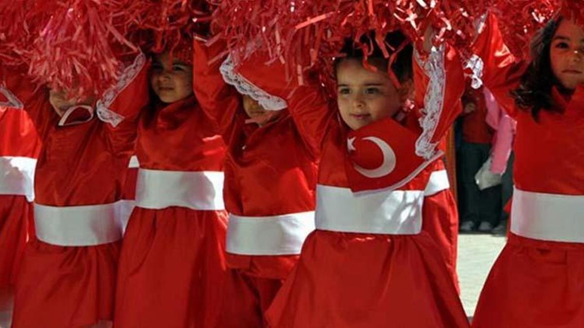 23 Nisan tatil mi, 22 Nisan yarım gün mü? Cuma günü okullar üniversiteler var mı, 23 Nisan resmi tatil mi?