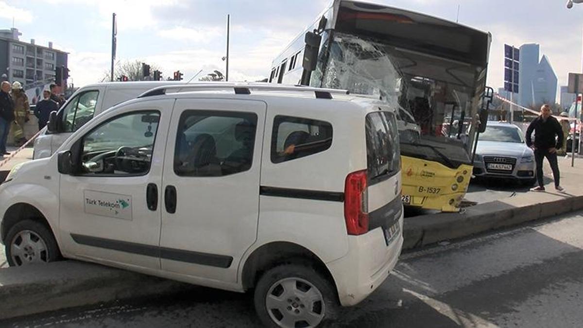 Kağıthane'de zincirleme kaza! İETT otobüs şoförü rahatsızlandı, 6 araca çarptı