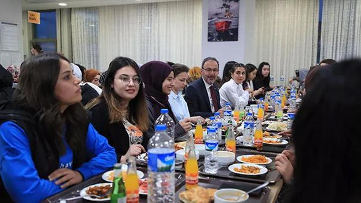 Bakan Kasapoğlu iftarını öğrencilerle yaptı: Gençliğe olan desteklerimiz hızla devam edecek