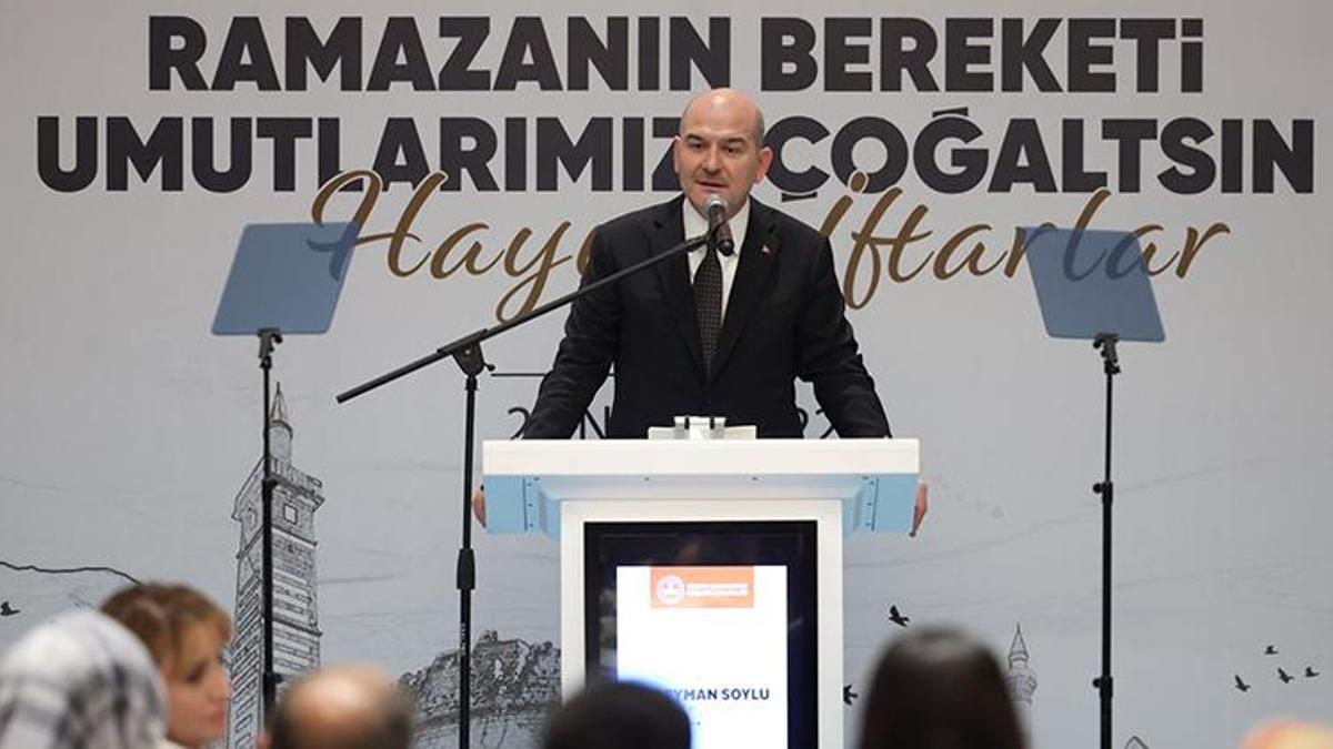 Bakan Soylu, Diyarbakır'da evlat nöbetindeki ailelerle iftarda buluştu