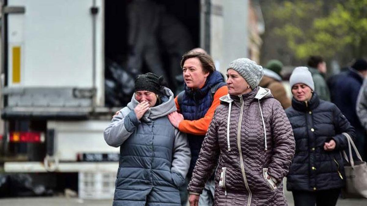 Bucha'da cansız bedenlerin bulunduğu tırın önünde acı bekleyiş