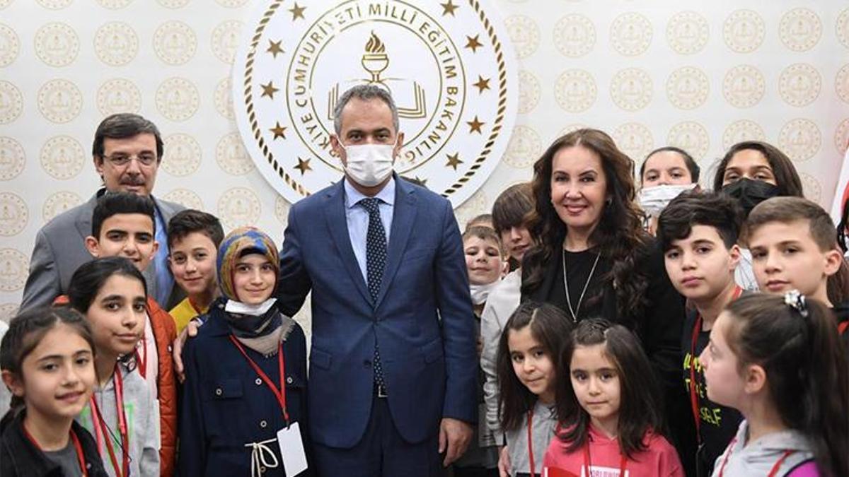 Bakan Özer, “aynı bahçenin çiçekleri” korosu mensubu çocukları kabul etti